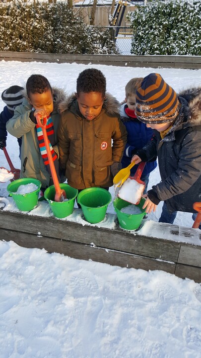 spelen in de sneeuw